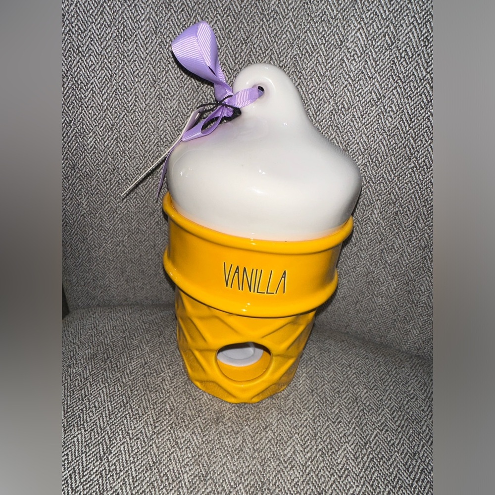 Rae Dunn VANILLA Ice Cream Cone Ceramic Bird House Bird Feeder Yellow White NEW